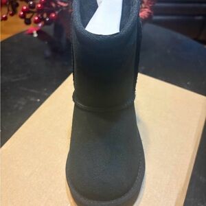 UGG Classic Short 2 Kids size 6